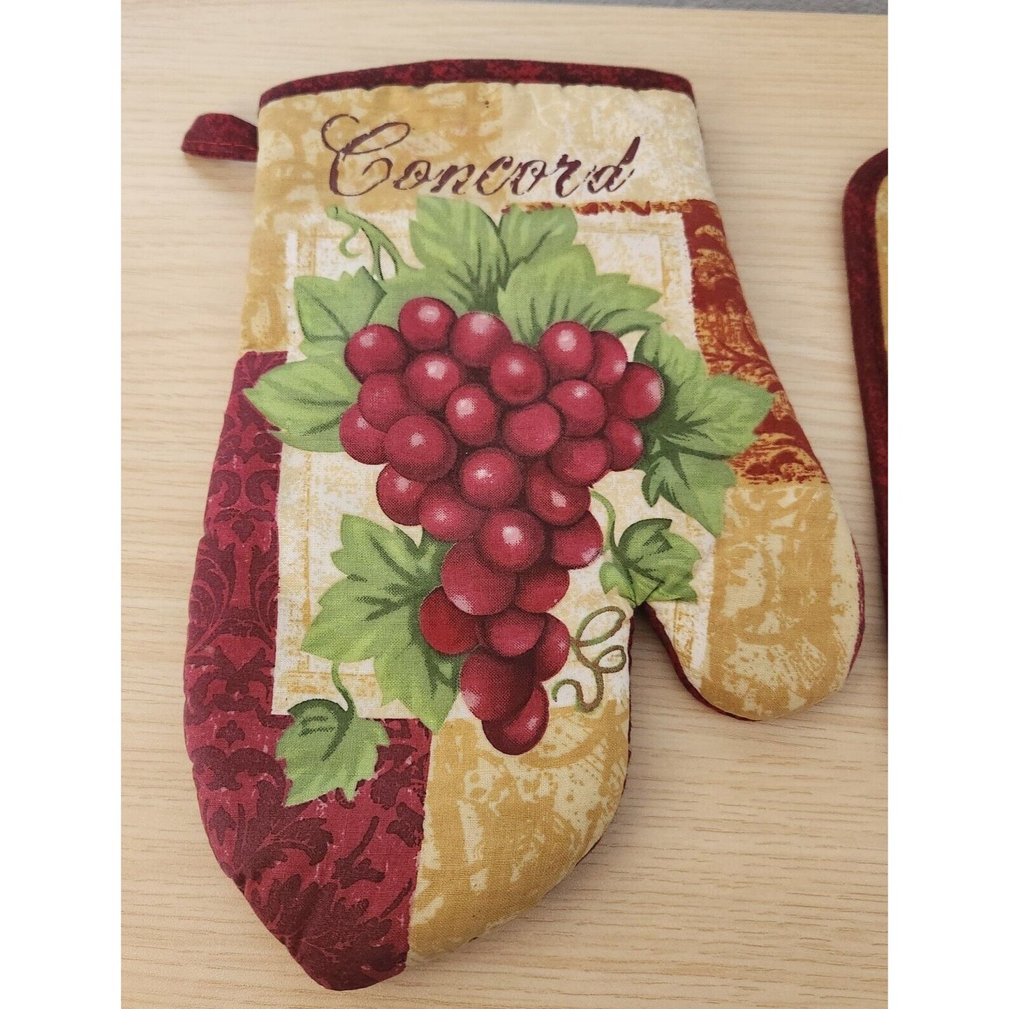 Kitchen Towel 2 Piece Set Concord Grape 1 Pot Holders, 1 Oven Mitt