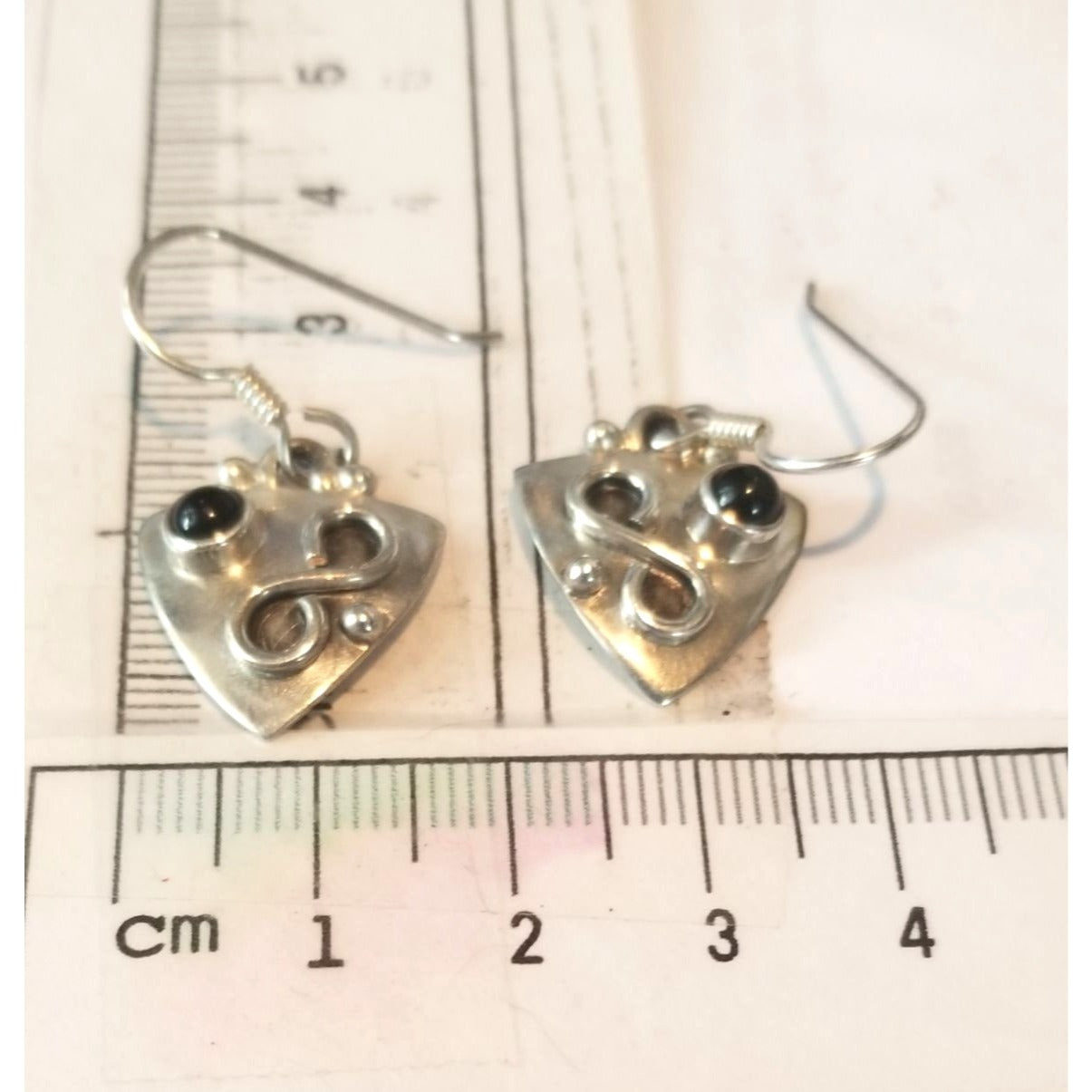 Earrings Silver Garnet  4.1 Gr  20 ct  2 cm  x 2 cm  Triangle 0.5 cm Silver