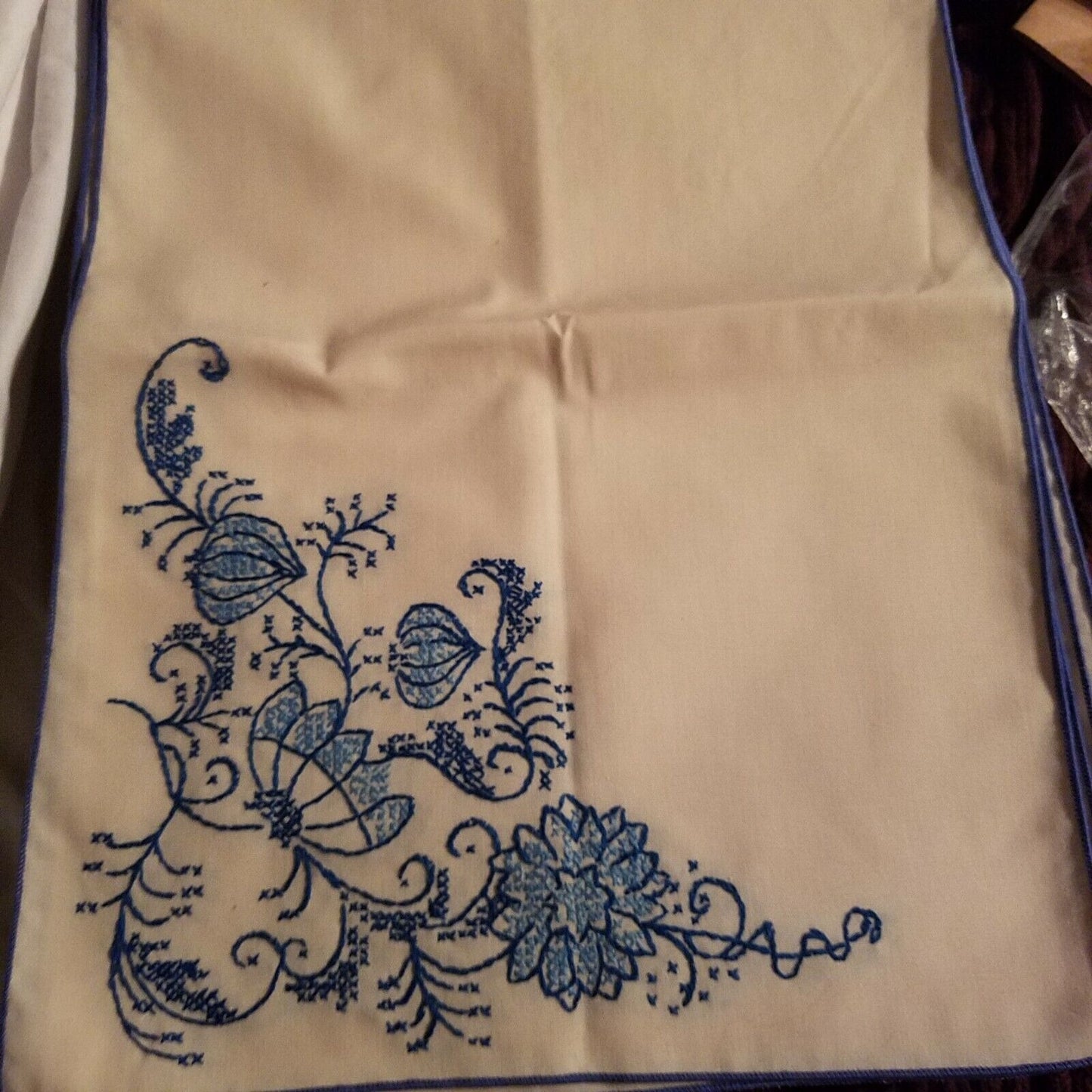 Cloth Placemat Cream 12 x 16 Embroidered Corner & Napkins 12 x 12 Set of 4