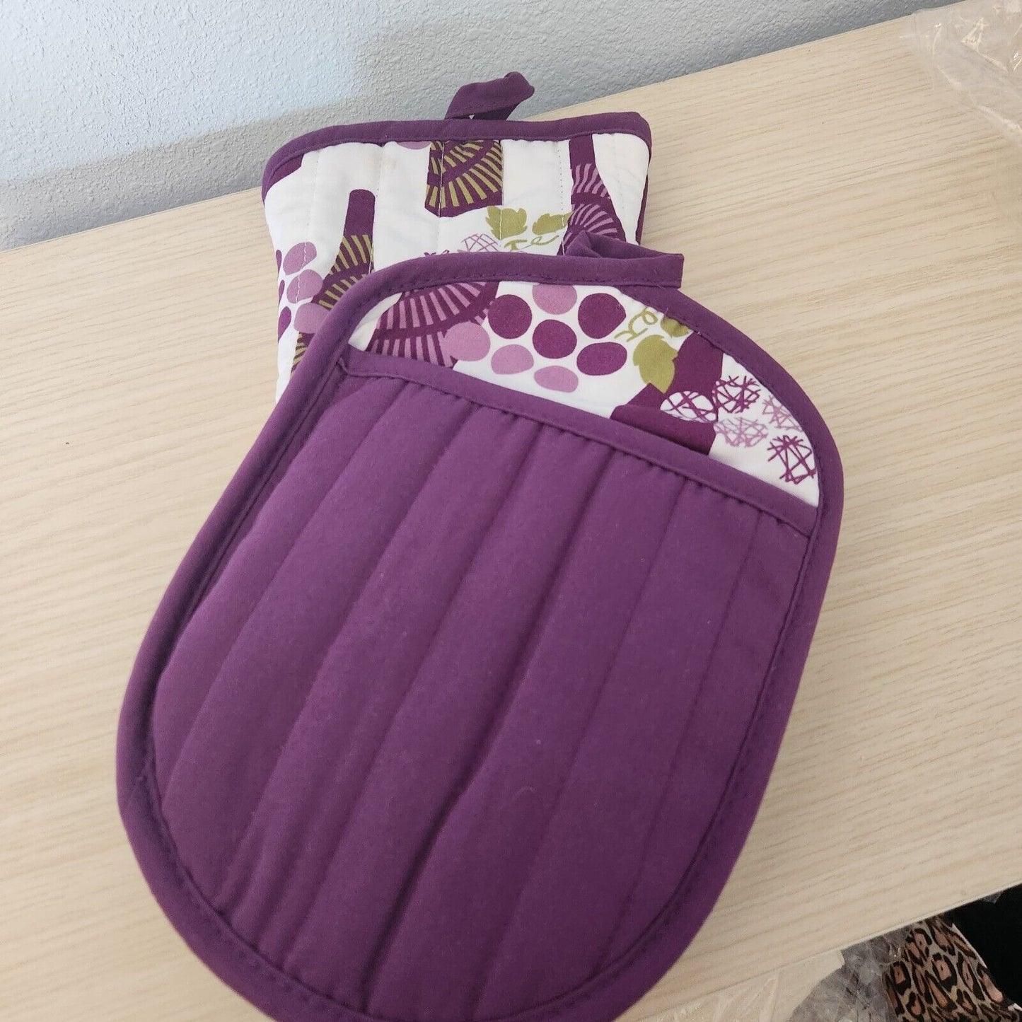 Kitchen Towel 2 Piece Set Merlot   1 Pot Holders, 1 Oven Mitt