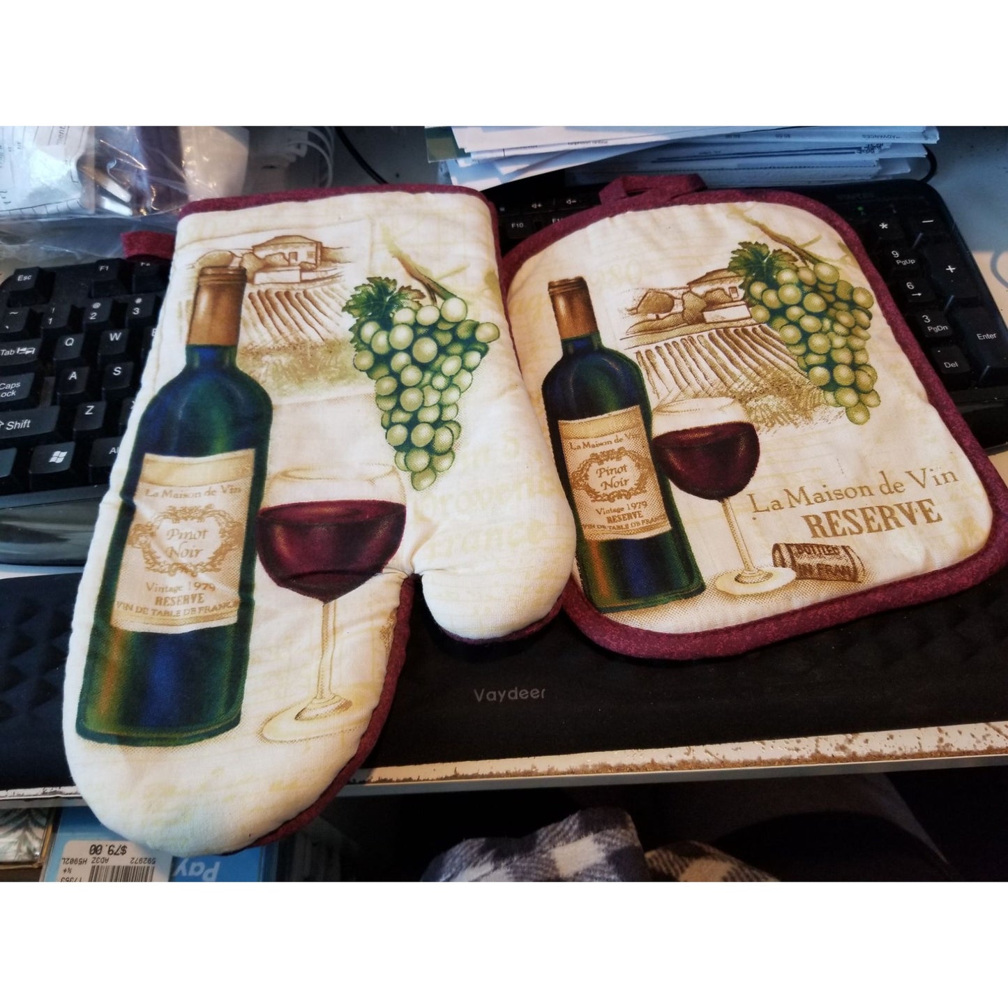 Kitchen Pot Holders  Oven MItt 2 piece White Grape Bottle and Glass
