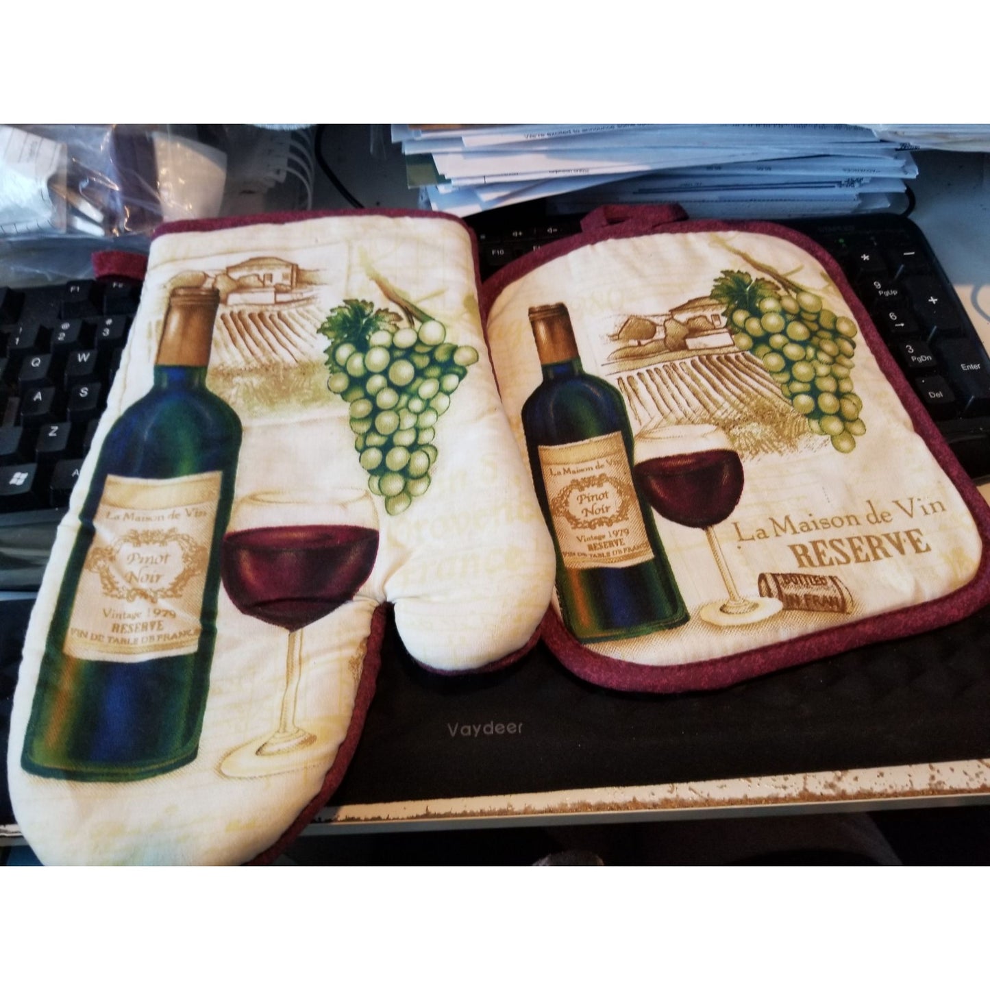 Kitchen Pot Holders  Oven MItt 2 piece White Grape Bottle and Glass