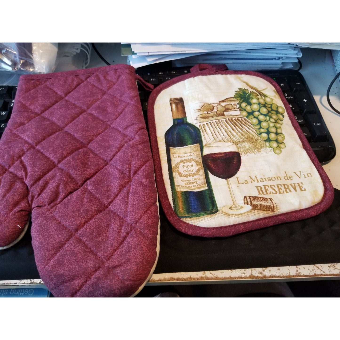 Kitchen Pot Holders  Oven MItt 2 piece White Grape Bottle and Glass