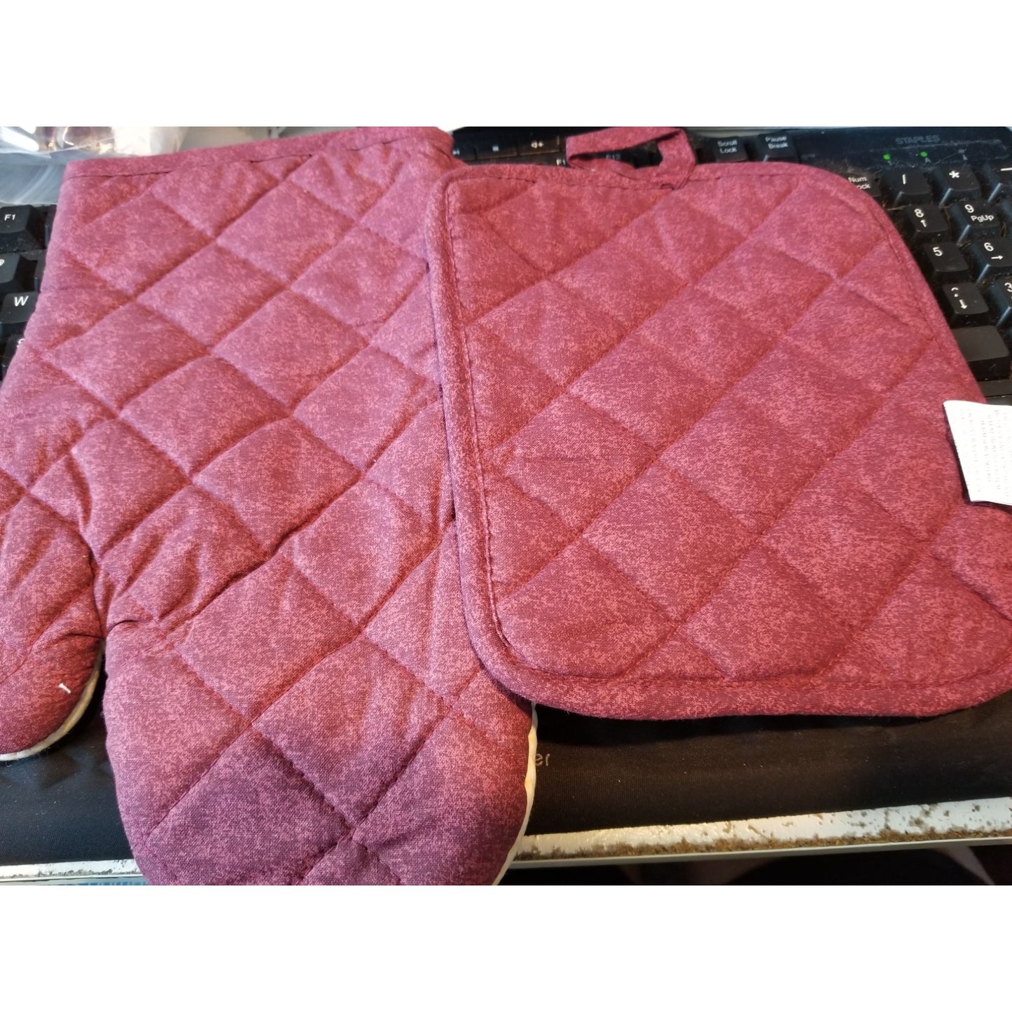 Kitchen Pot Holders  Oven MItt 2 piece White Grape Bottle and Glass