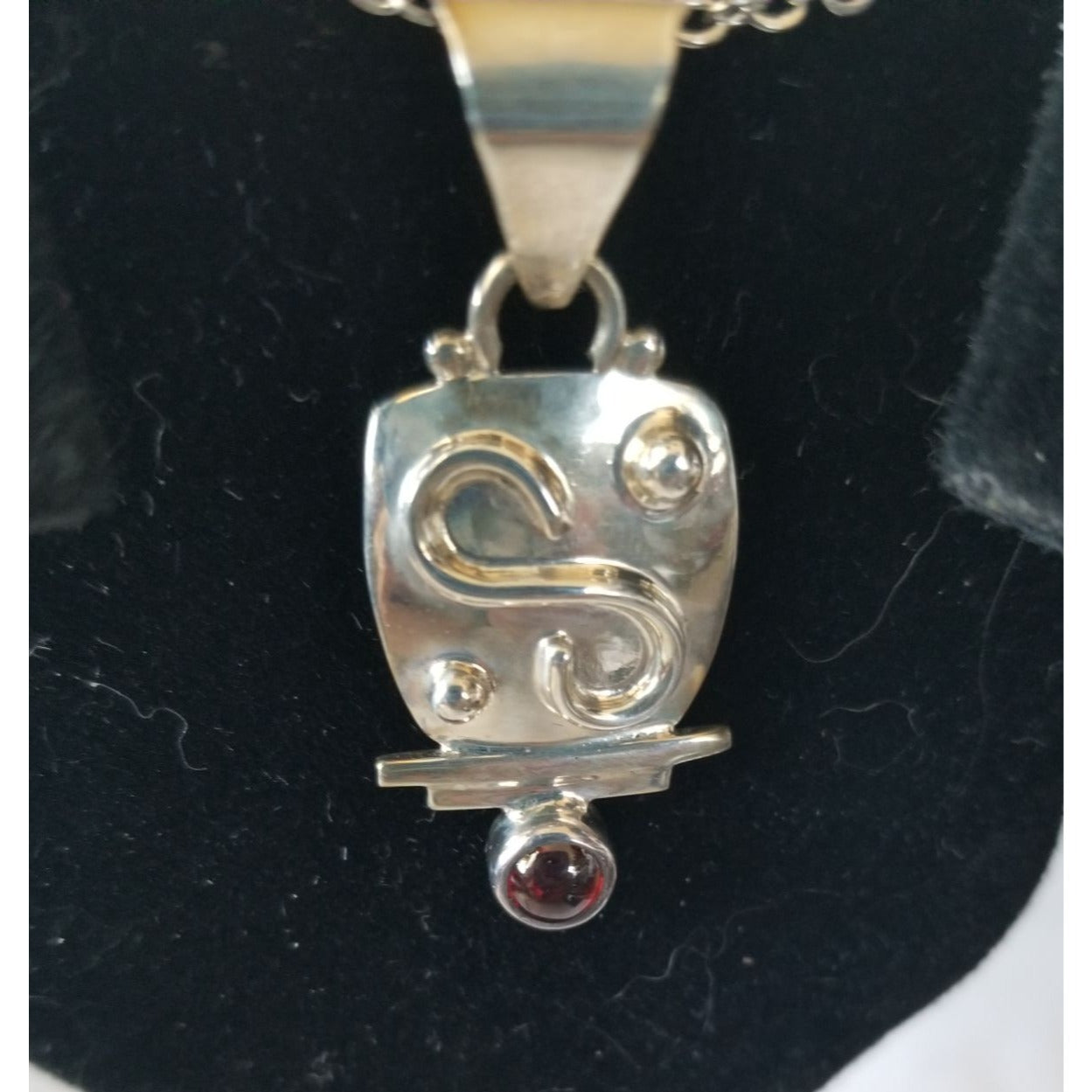 Necklace Silver Garnet  6.6  gr 33 ct  3.5 cm  x 0.5 cm  16" chain