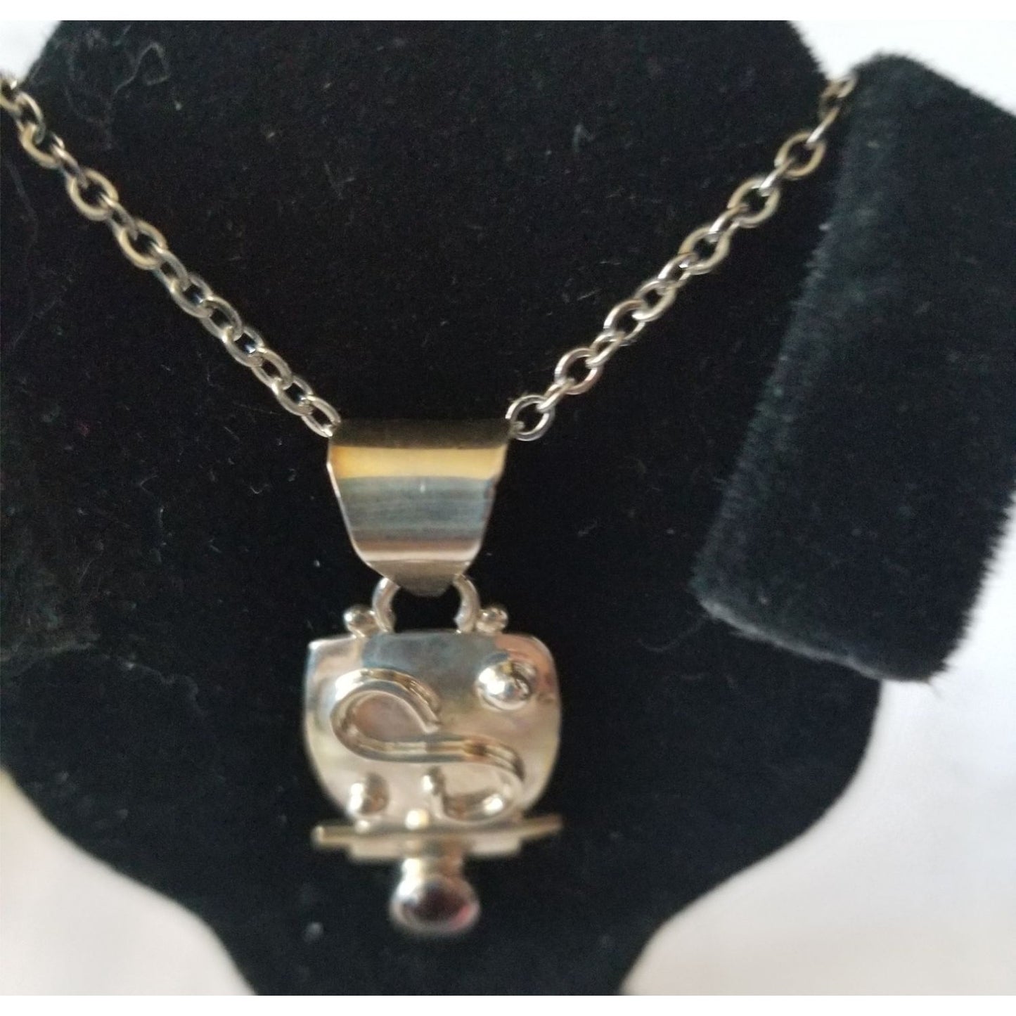 Necklace Silver Garnet  6.6  gr 33 ct  3.5 cm  x 0.5 cm  16" chain