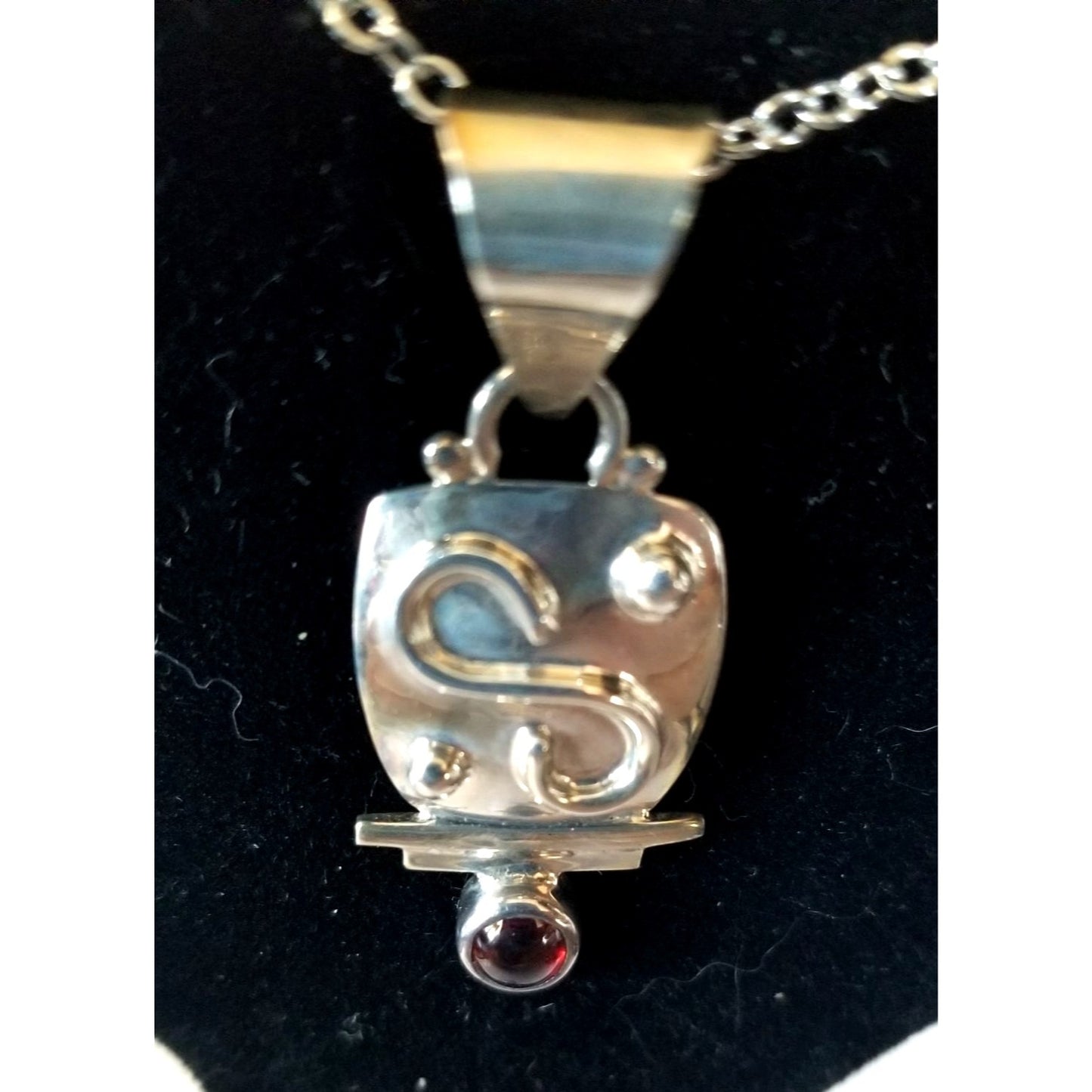 Necklace Silver Garnet  6.6  gr 33 ct  3.5 cm  x 0.5 cm  16" chain