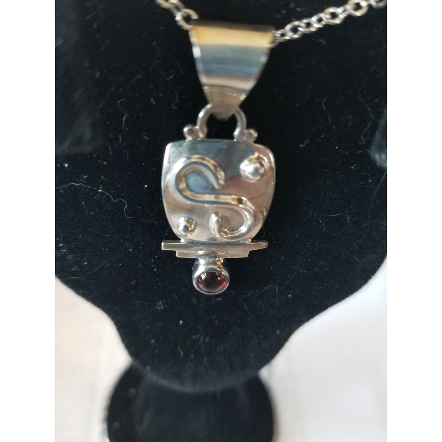 Necklace Silver Garnet  6.6  gr 33 ct  3.5 cm  x 0.5 cm  16" chain
