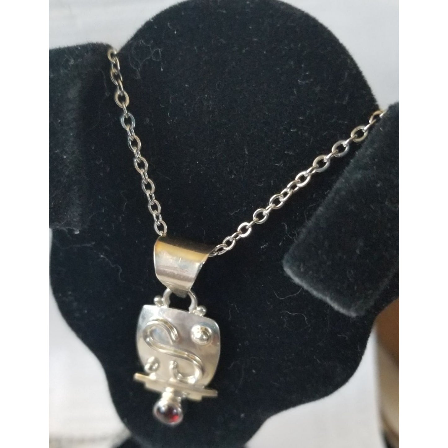 Necklace Silver Garnet  6.6  gr 33 ct  3.5 cm  x 0.5 cm  16" chain