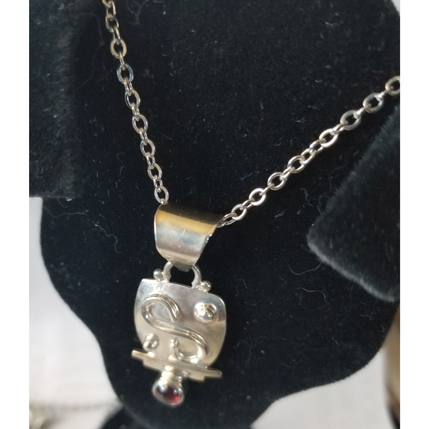 Necklace Silver Garnet  6.6  gr 33 ct  3.5 cm  x 0.5 cm  16" chain