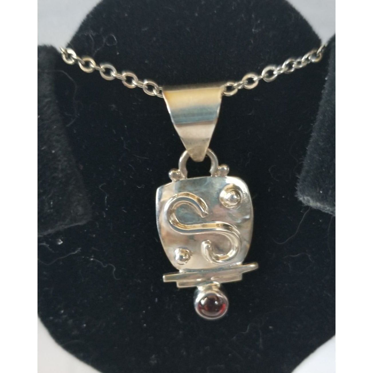 Necklace Silver Garnet  6.6  gr 33 ct  3.5 cm  x 0.5 cm  16" chain