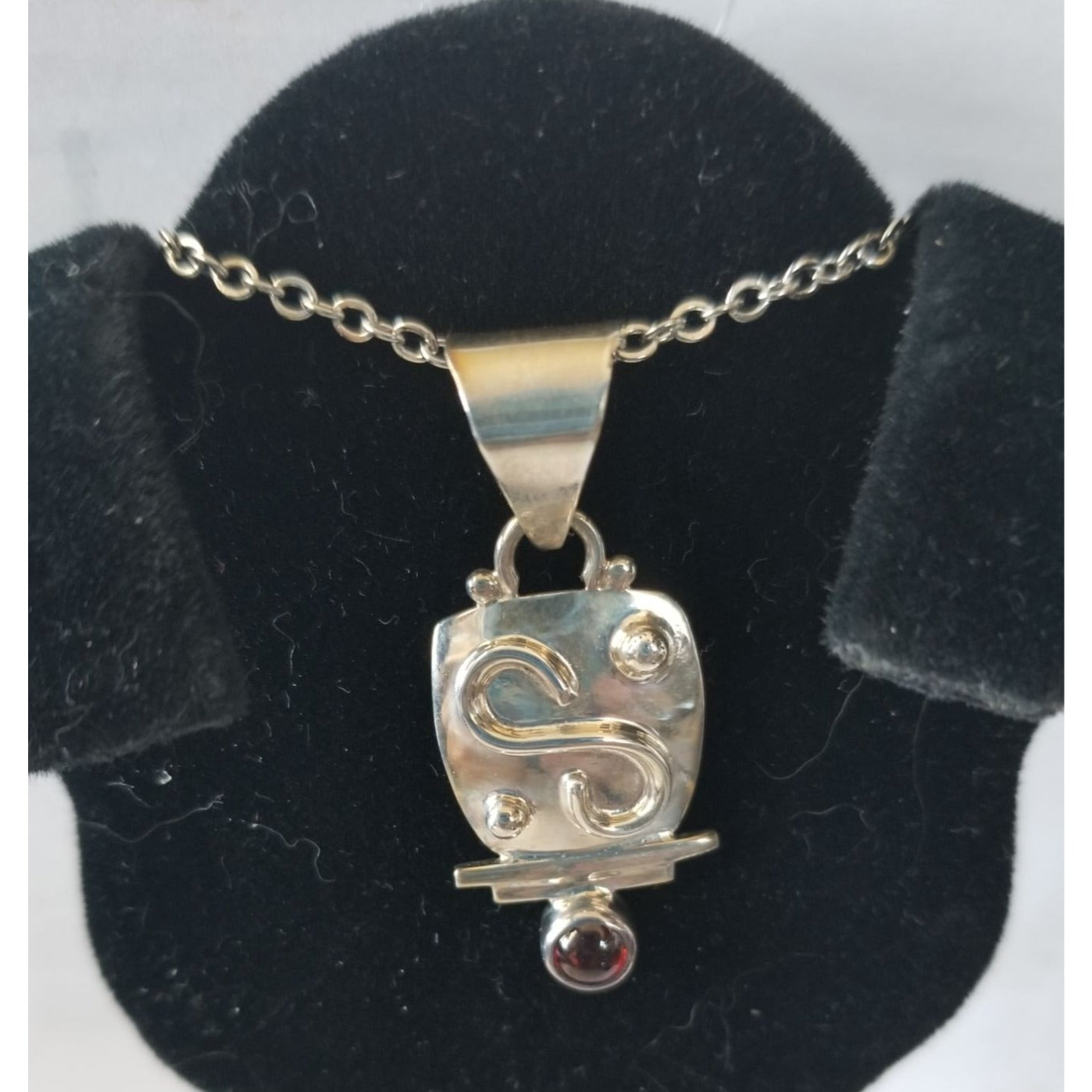 Necklace Silver Garnet  6.6  gr 33 ct  3.5 cm  x 0.5 cm  16" chain
