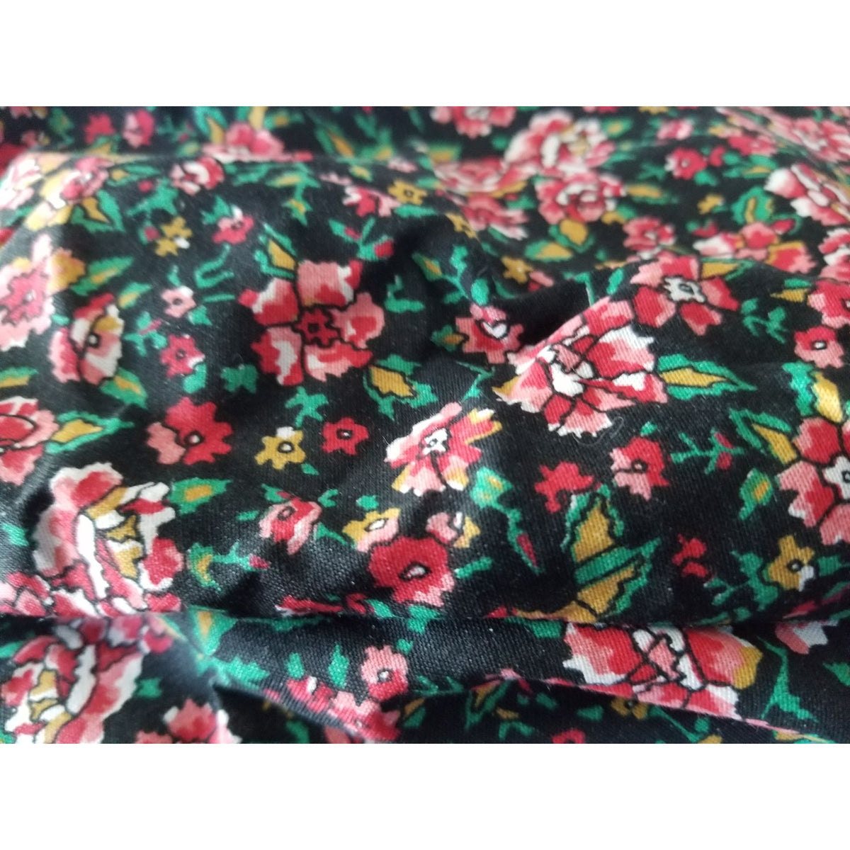 Material Black White Red Pink  Green Leaves Cotton Flowers Red White 48 " x 36"