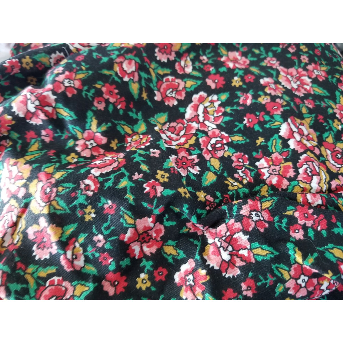 Material Black White Red Pink  Green Leaves Cotton Flowers Red White 48 " x 36"