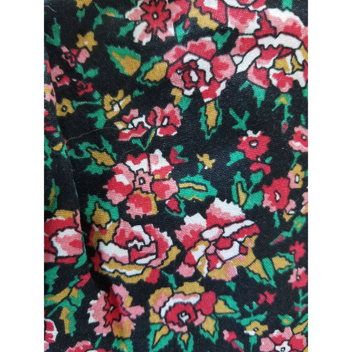 Material Black White Red Pink  Green Leaves Cotton Flowers Red White 48 " x 36"