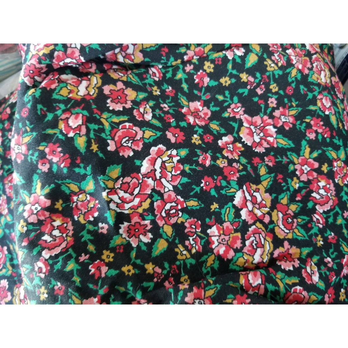 Material Black White Red Pink  Green Leaves Cotton Flowers Red White 48 " x 36"