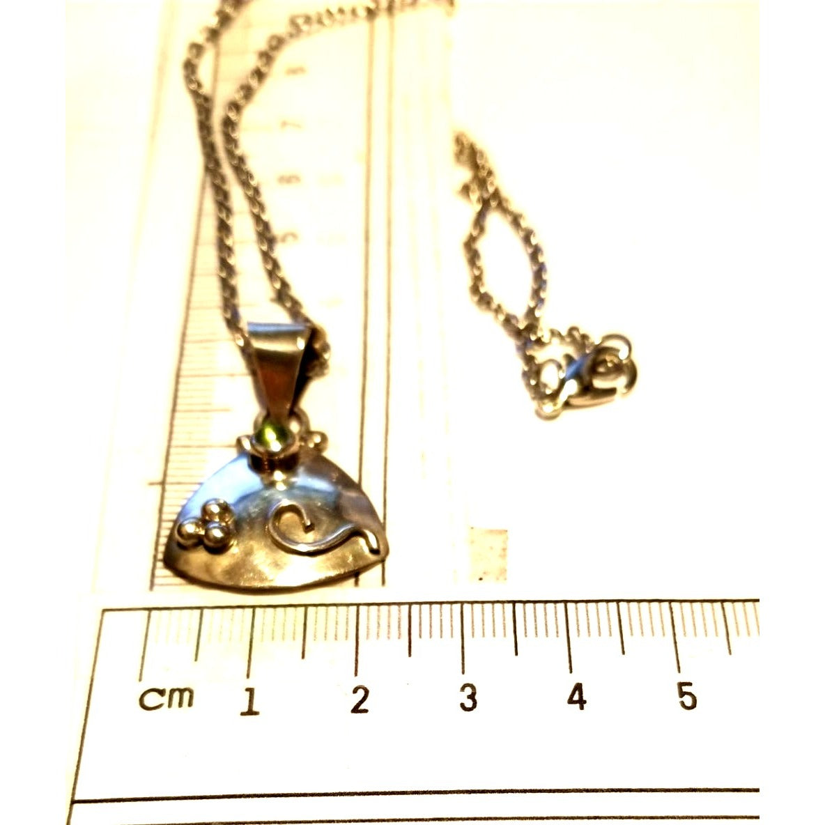 Necklace Silver Periot  Triangle  5.7  gr 28.5 ct  2.5 cm  x  3 cm  16" chain Green