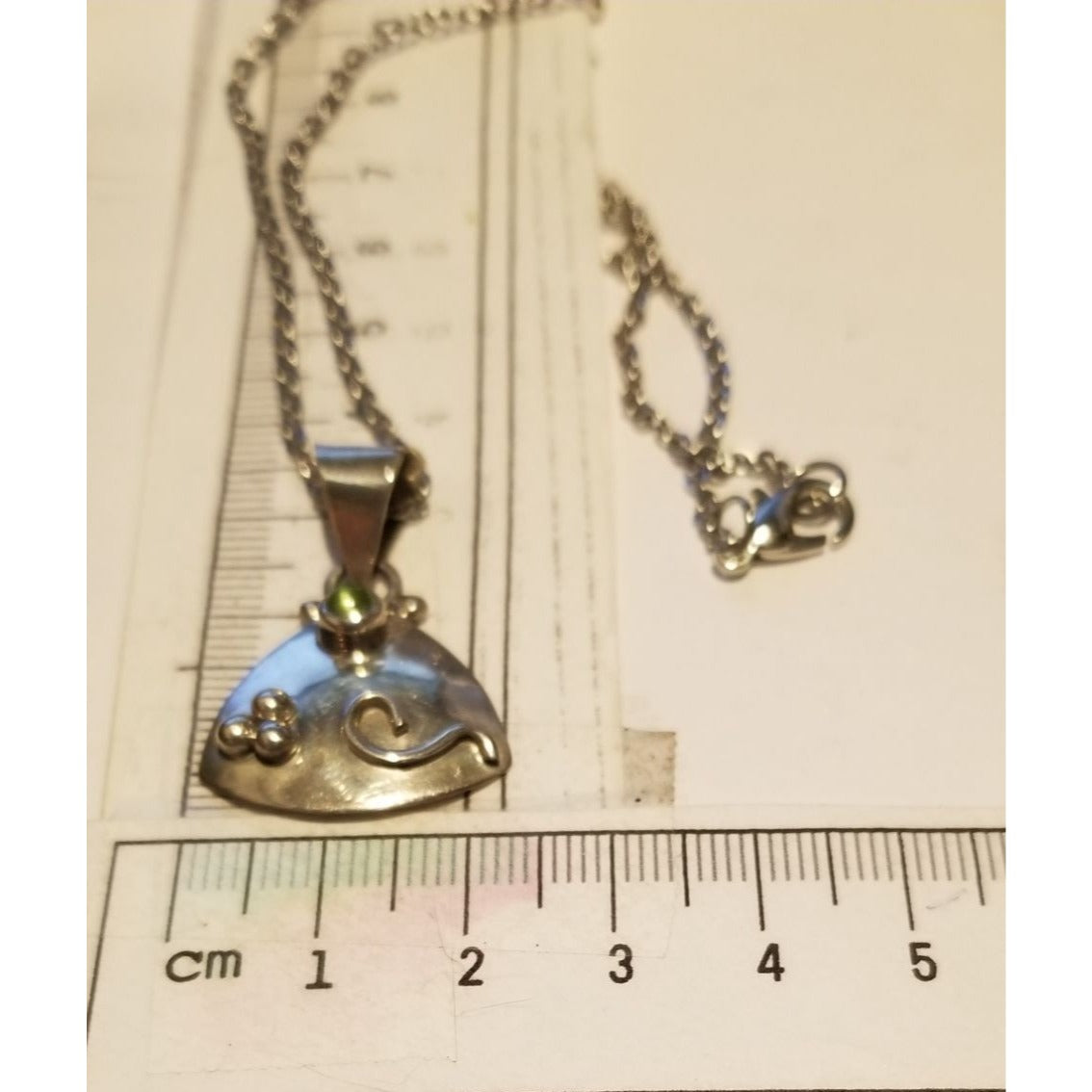 Necklace Silver Periot  Triangle  5.7  gr 28.5 ct  2.5 cm  x  3 cm  16" chain Green