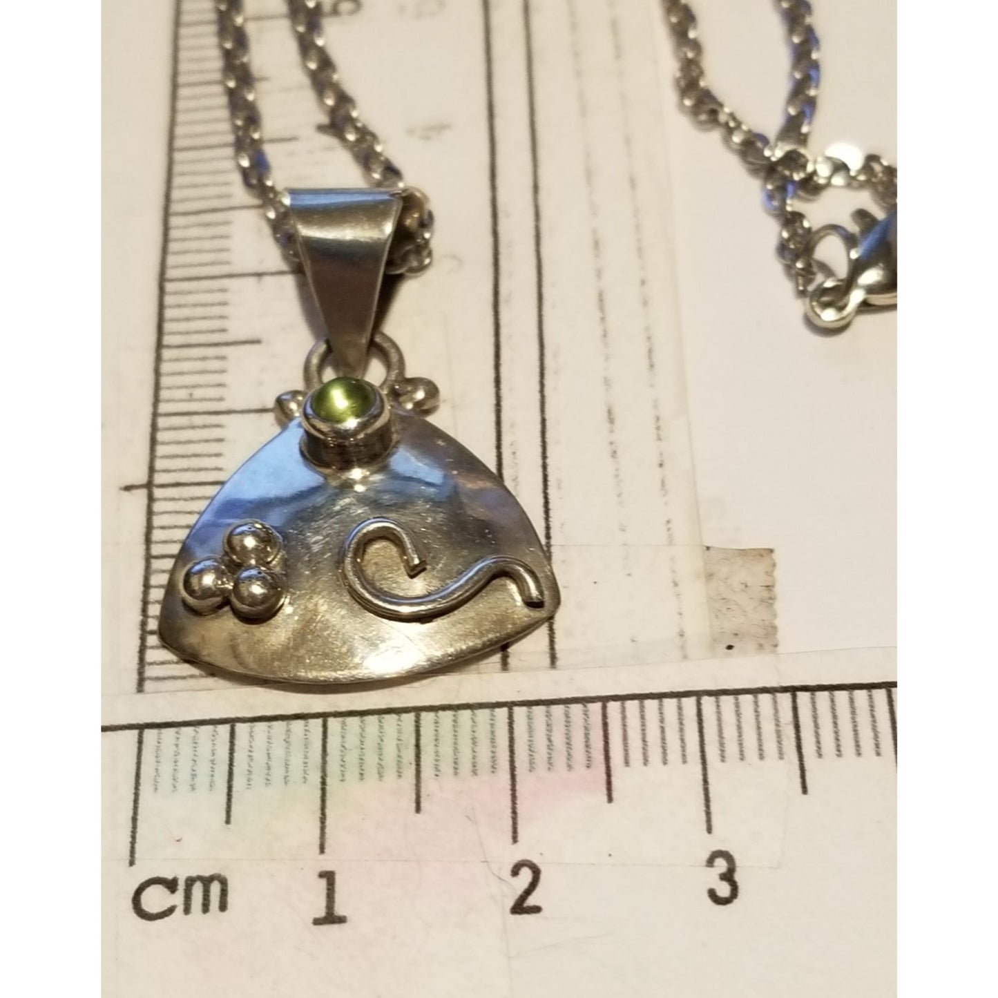 Necklace Silver Periot  Triangle  5.7  gr 28.5 ct  2.5 cm  x  3 cm  16" chain Green