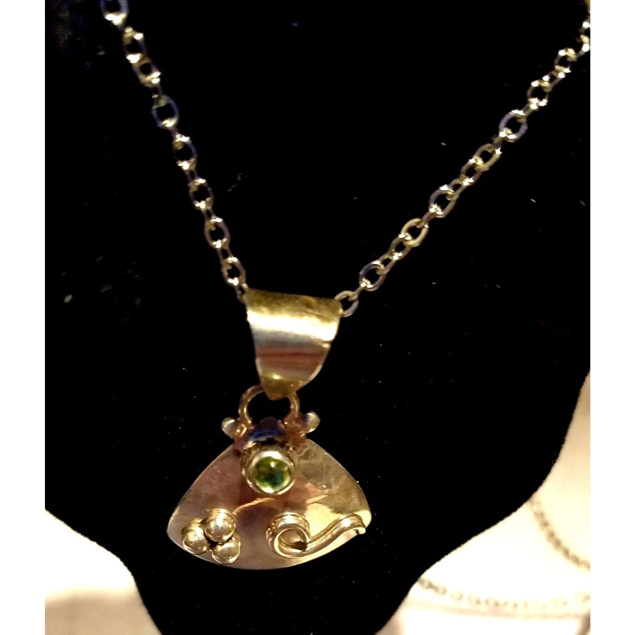 Necklace Silver Periot  Triangle  5.7  gr 28.5 ct  2.5 cm  x  3 cm  16" chain Green