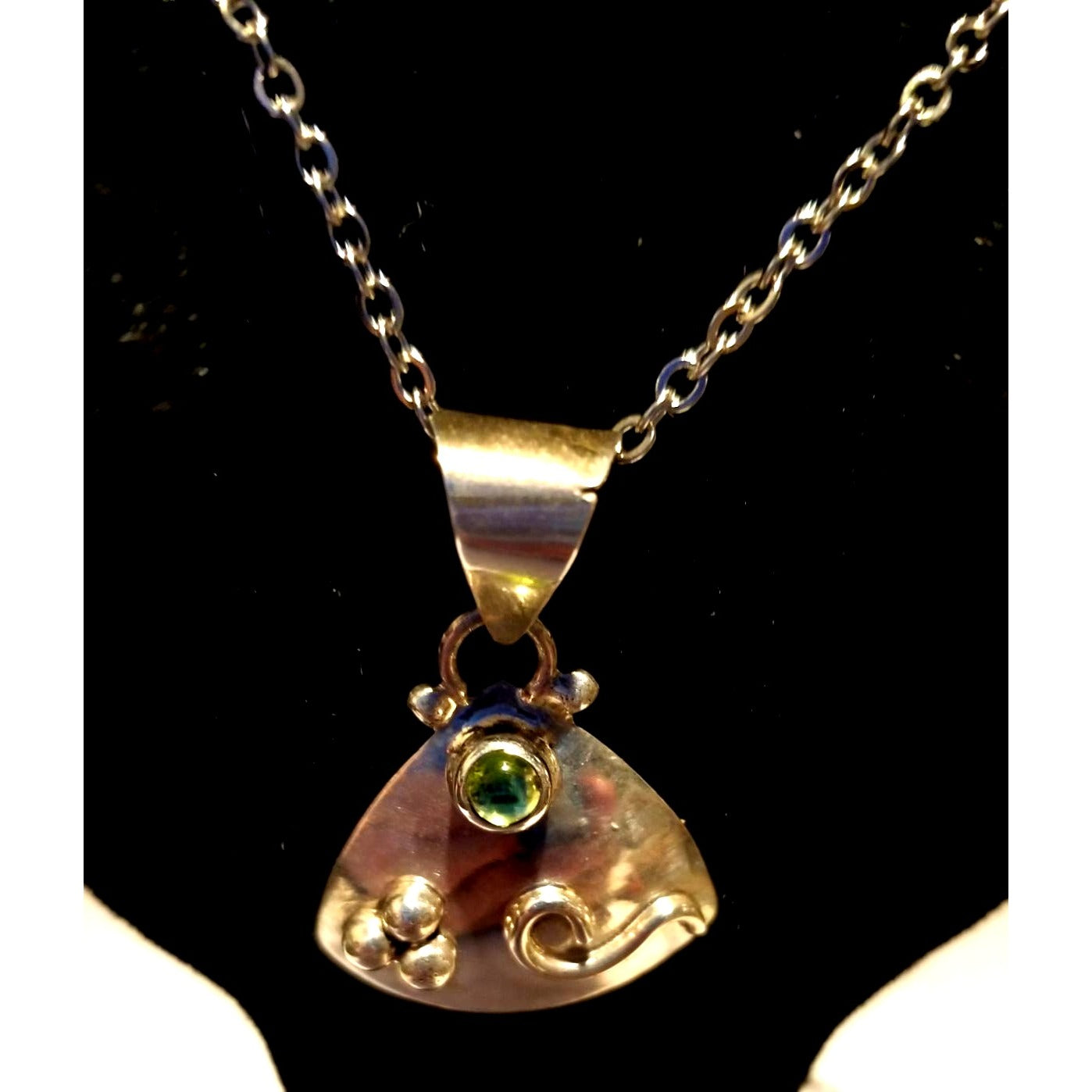 Necklace Silver Periot  Triangle  5.7  gr 28.5 ct  2.5 cm  x  3 cm  16" chain Green
