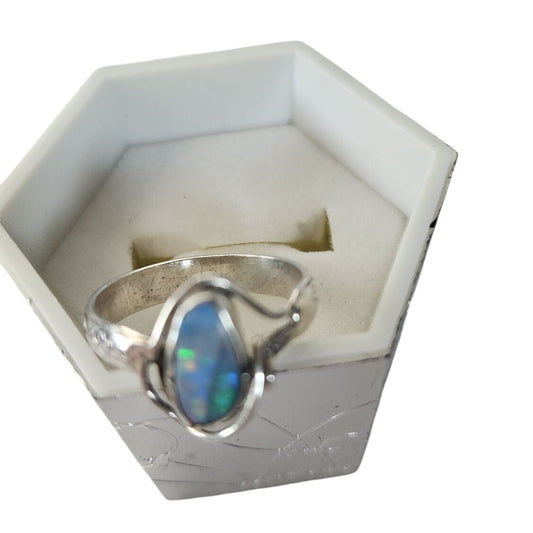 Ring Australian Opal Blue Green Red  Size 6 1/2  3.1gr 1.5 cm x 1 cm Opal 1 cm x 0.5 cm  Jerry Fran Harr