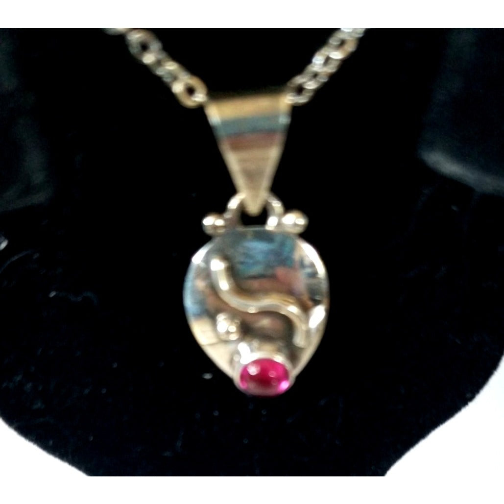 Necklace Silver Garnet  4.6  gr 23 ct  3 cm  x 3 cm  16" chain