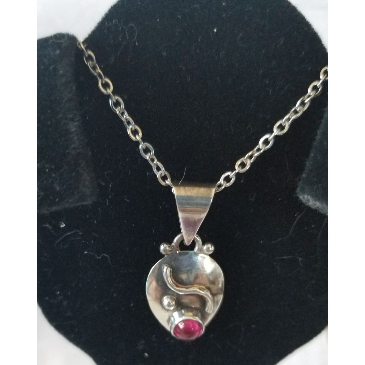 Necklace Silver Garnet  4.6  gr 23 ct  3 cm  x 3 cm  16" chain