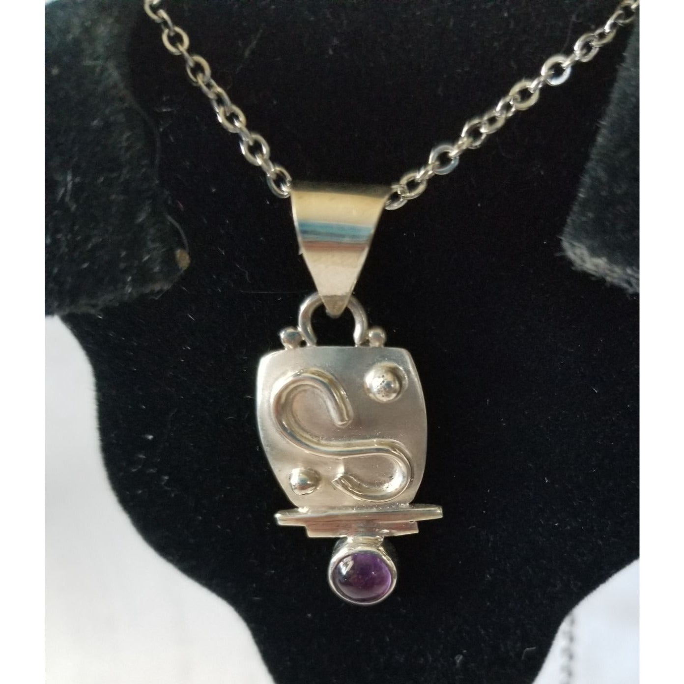 Necklace Silver Amethyst  6.4  gr 32 ct  4 cm  x 2 cm  16" chain 0.5 Round
