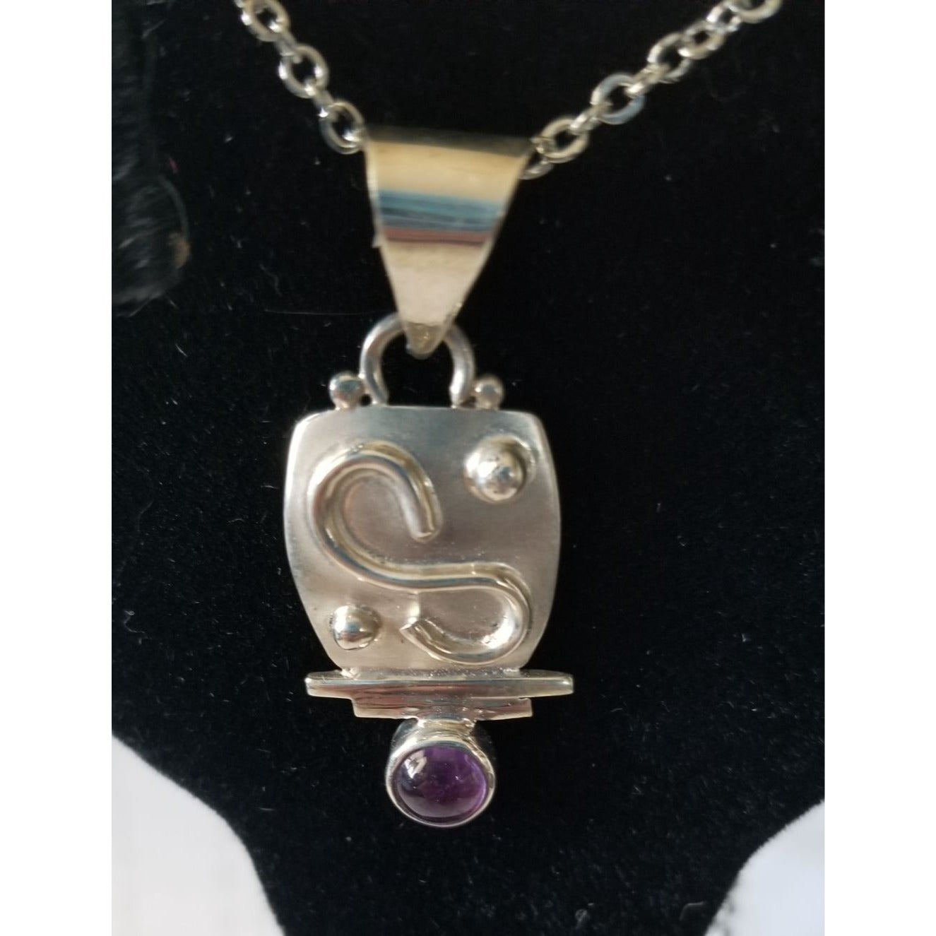 Necklace Silver Amethyst  6.4  gr 32 ct  4 cm  x 2 cm  16" chain 0.5 Round