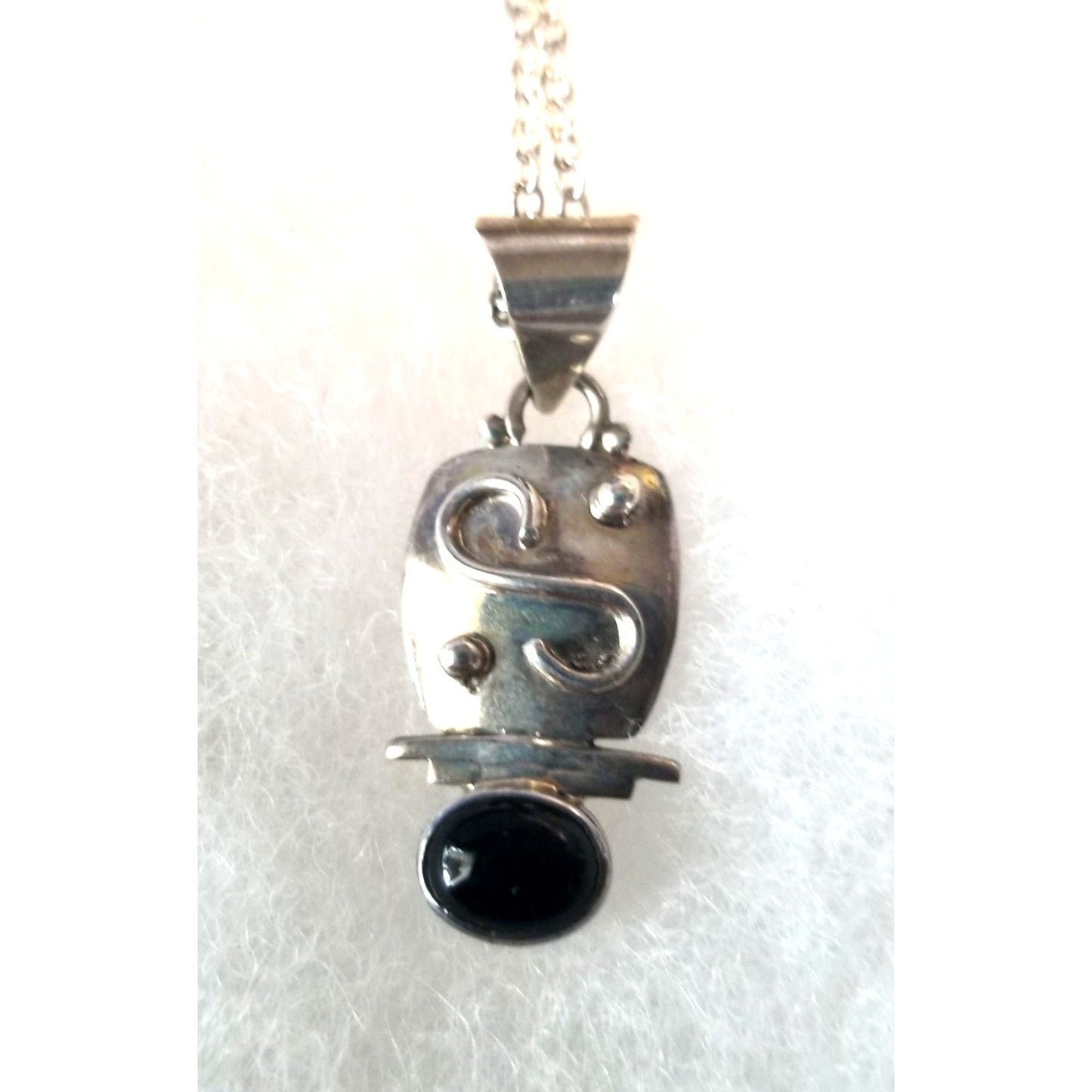 Necklace Silver Onyx Triangle  6.5  gr 32.5 ct  4 cm  x  3 cm  16" chain Onyx