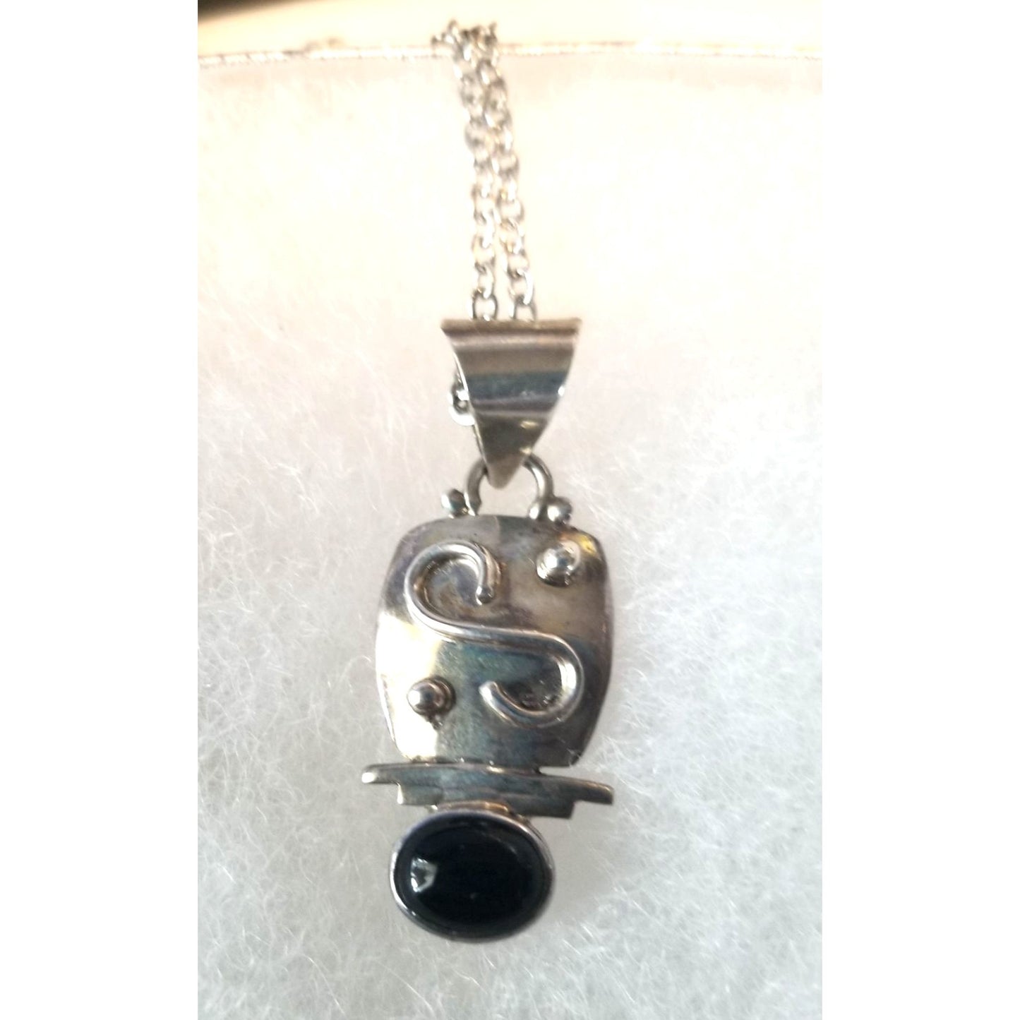 Necklace Silver Onyx Triangle  6.5  gr 32.5 ct  4 cm  x  3 cm  16" chain Onyx