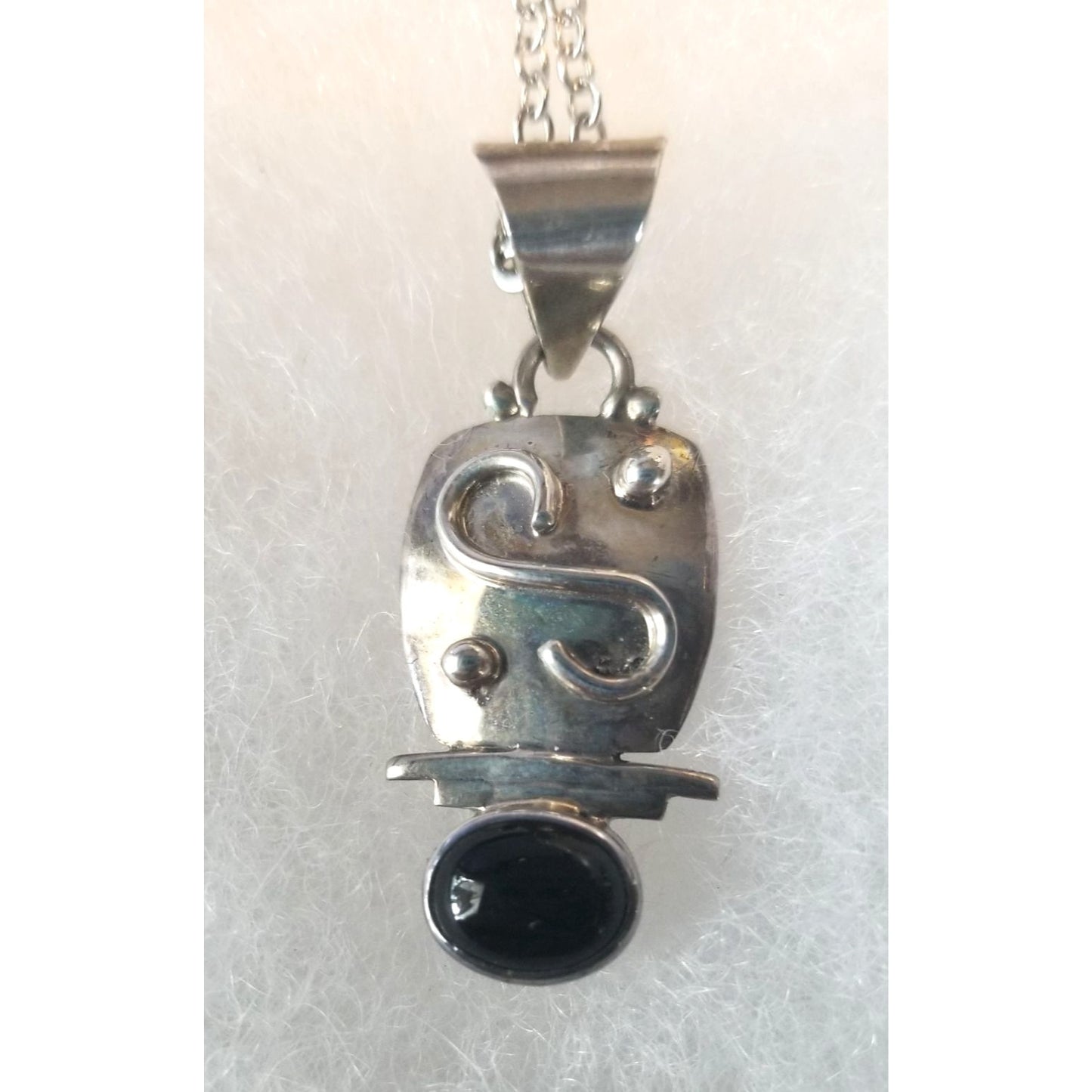 Necklace Silver Onyx Triangle  6.5  gr 32.5 ct  4 cm  x  3 cm  16" chain Onyx