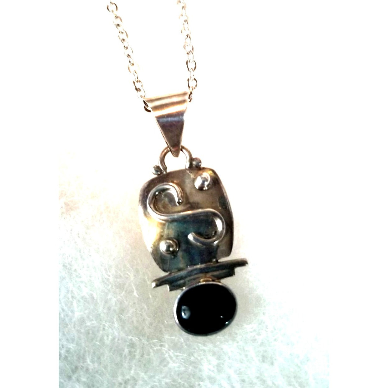 Necklace Silver Onyx Triangle  6.5  gr 32.5 ct  4 cm  x  3 cm  16" chain Onyx