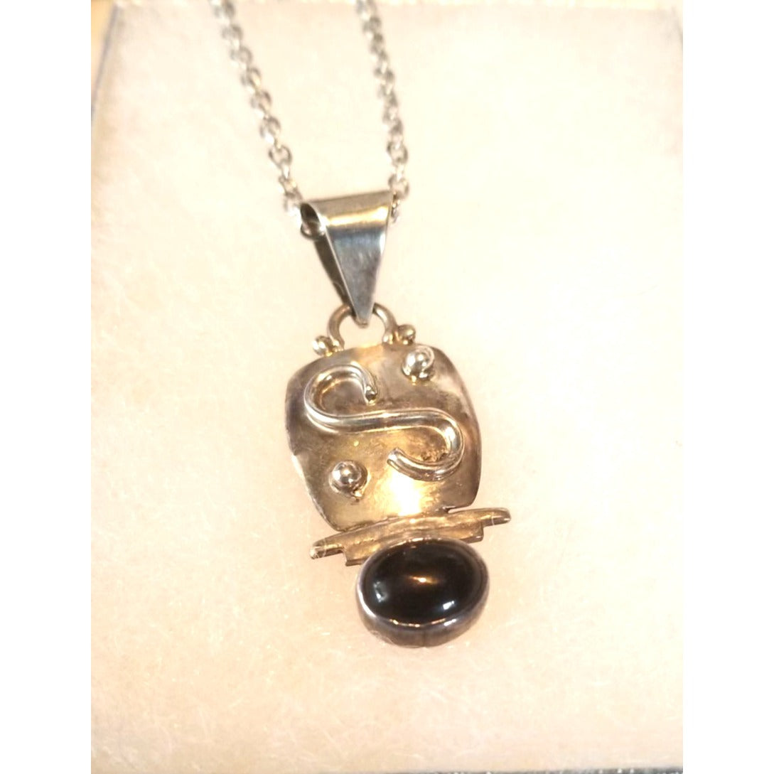 Necklace Silver Onyx Triangle  6.5  gr 32.5 ct  4 cm  x  3 cm  16" chain Onyx