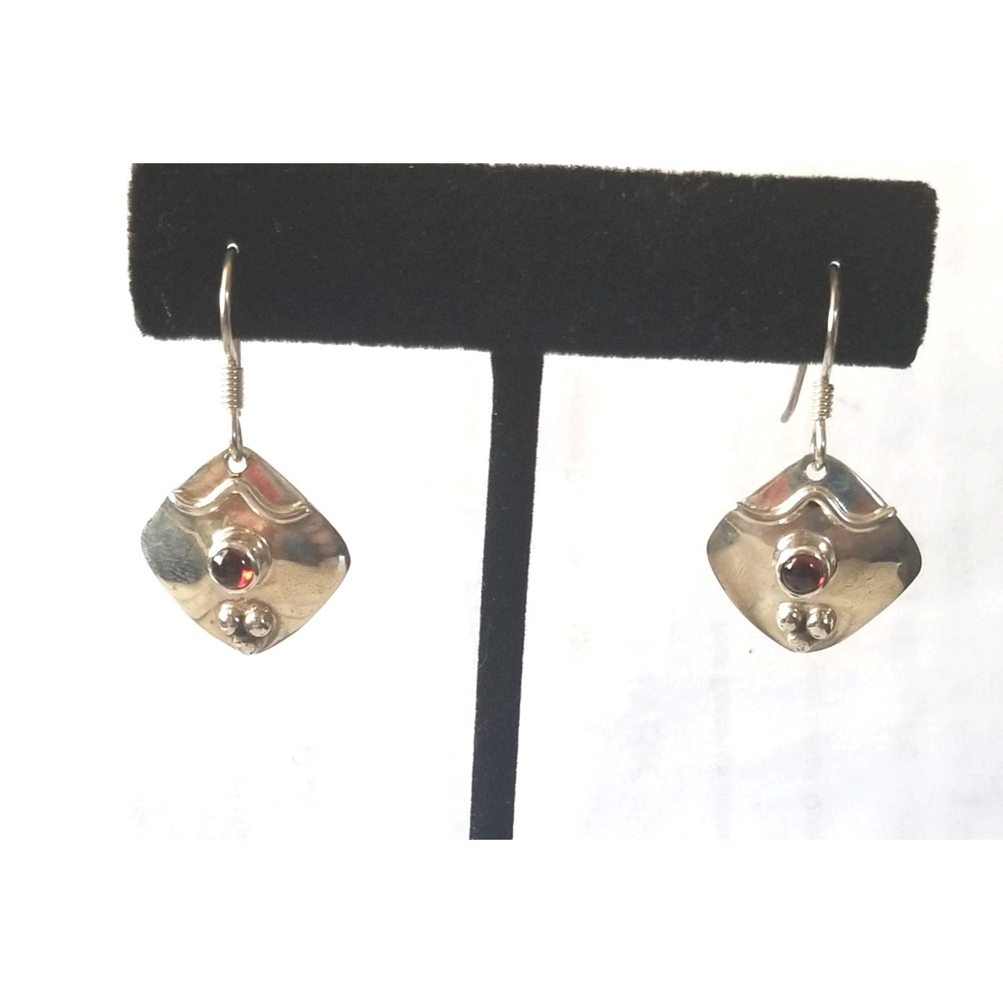 Earrings Silver Garnet  4.46Gr  23 ct  2 cm  x 2 cm  Square 0.5 cm Silver