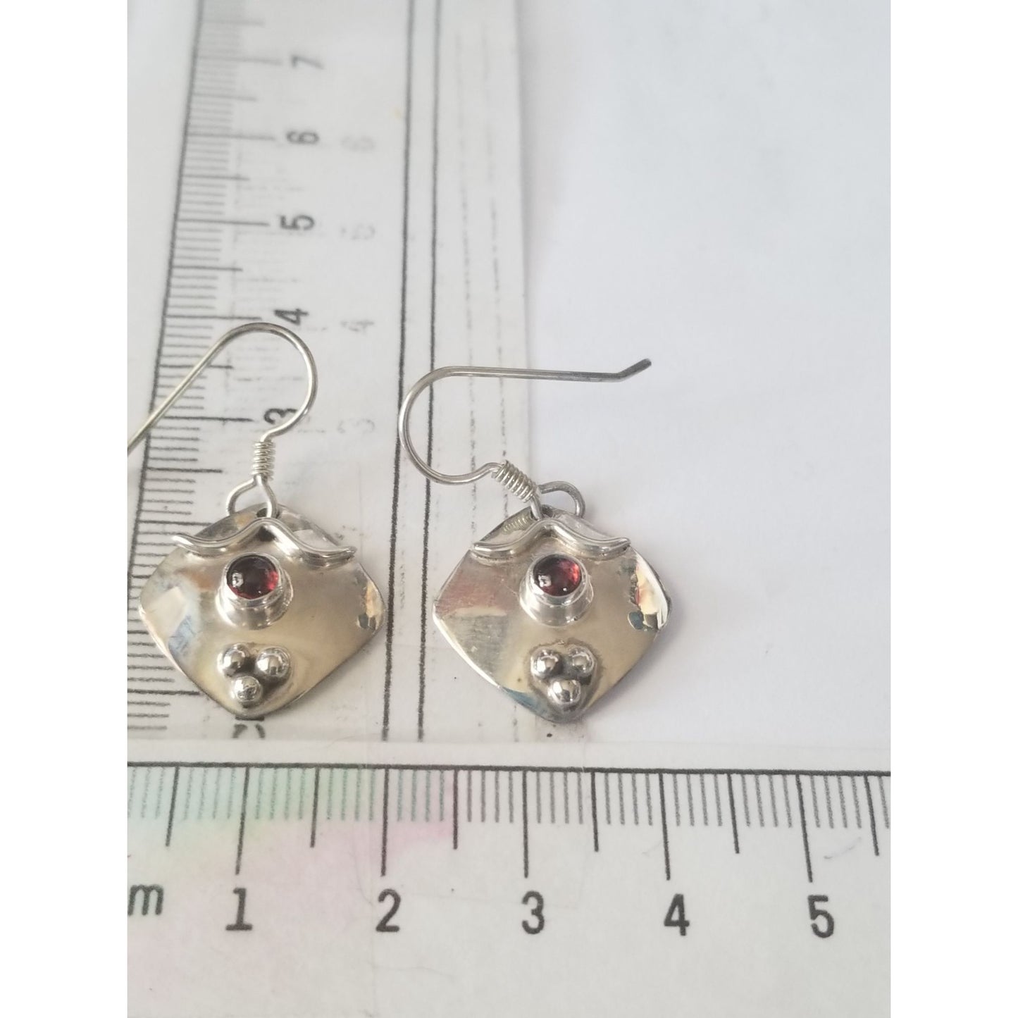 Earrings Silver Garnet  4.46Gr  23 ct  2 cm  x 2 cm  Square 0.5 cm Silver