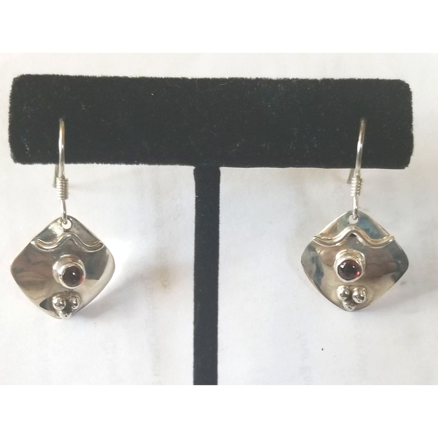 Earrings Silver Garnet  4.46Gr  23 ct  2 cm  x 2 cm  Square 0.5 cm Silver