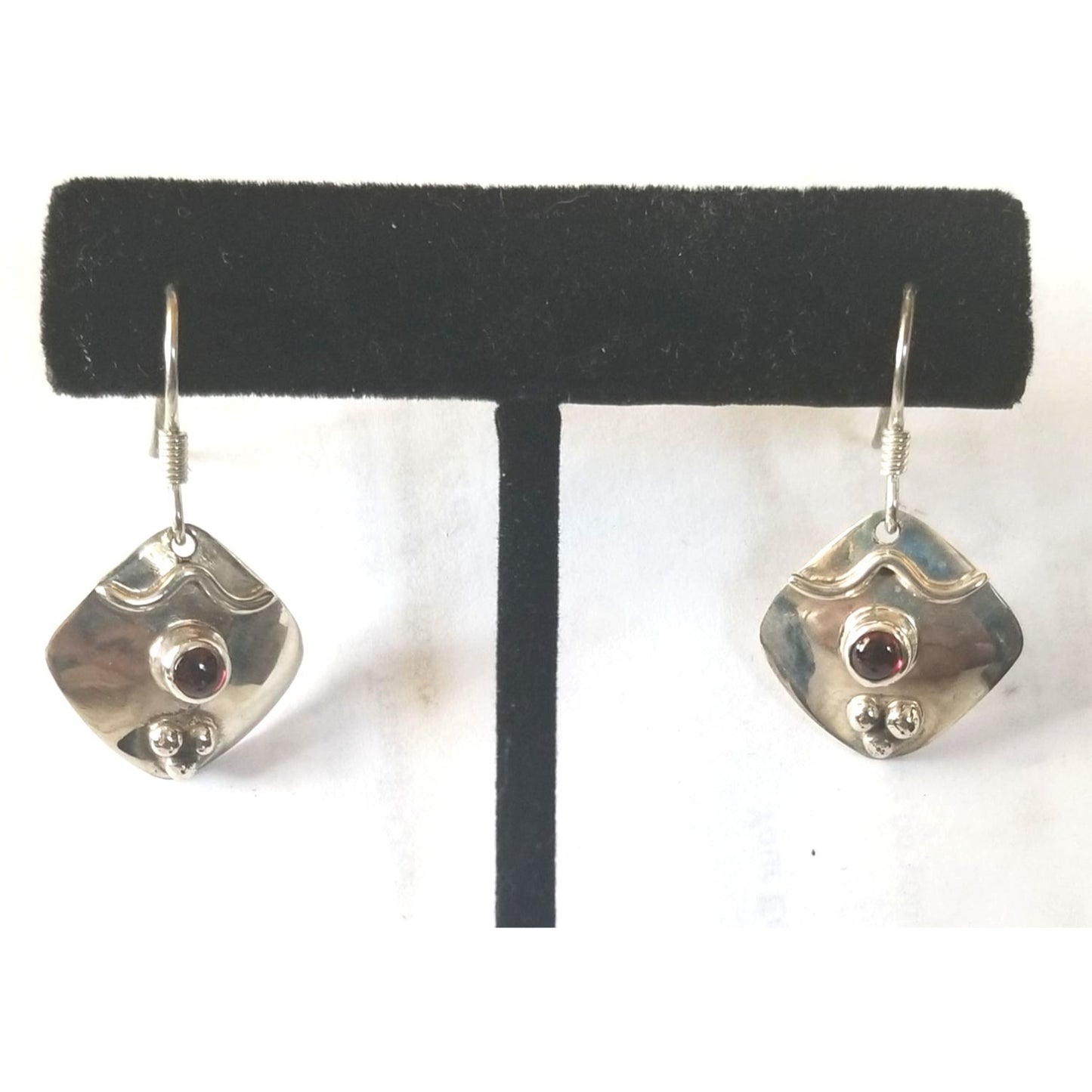 Earrings Silver Garnet  4.46Gr  23 ct  2 cm  x 2 cm  Square 0.5 cm Silver