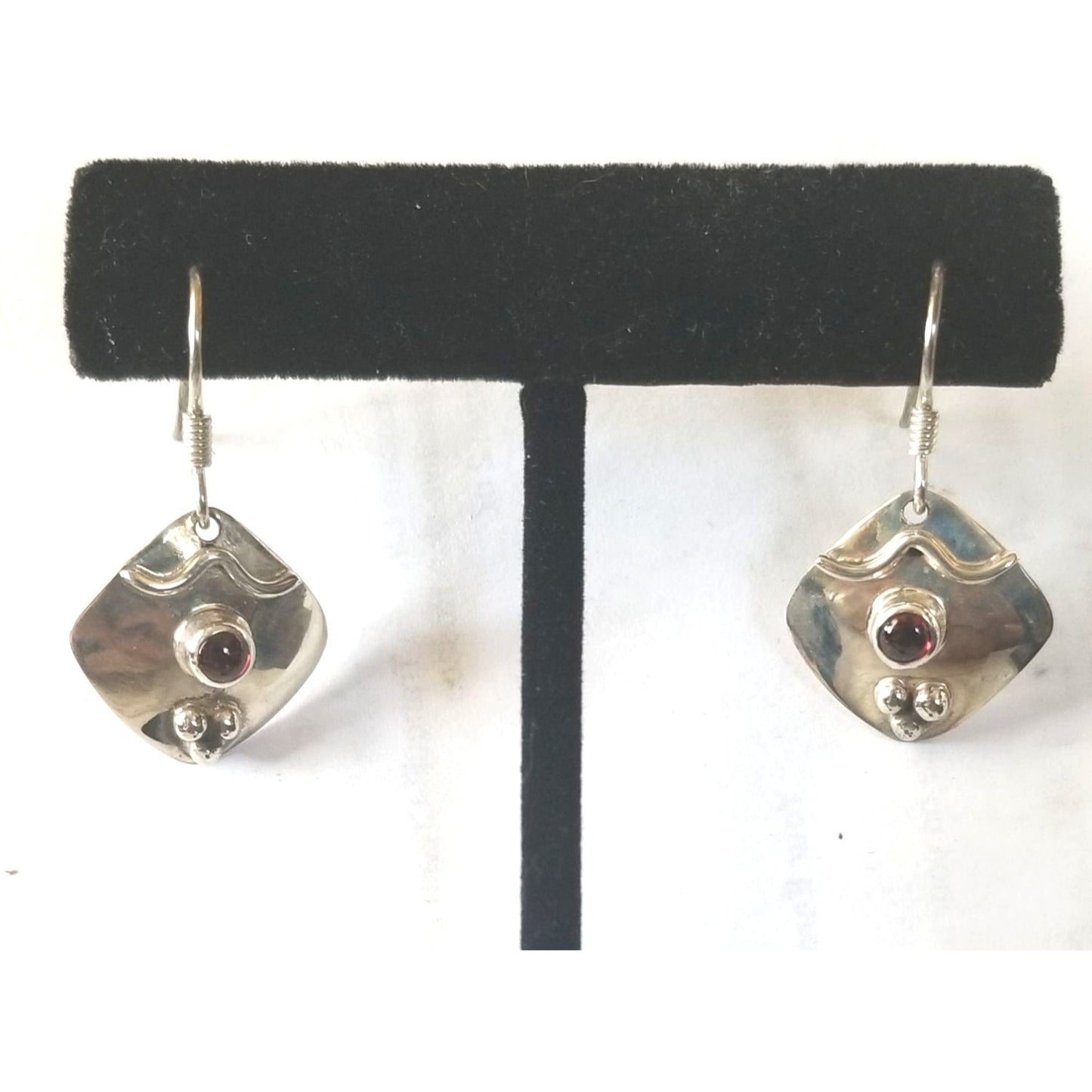 Earrings Silver Garnet  4.46Gr  23 ct  2 cm  x 2 cm  Square 0.5 cm Silver