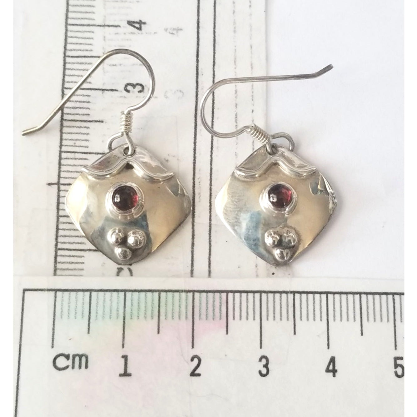 Earrings Silver Garnet  4.46Gr  23 ct  2 cm  x 2 cm  Square 0.5 cm Silver